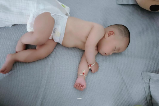代怀哪里最便宜几个月宝宝会抬头